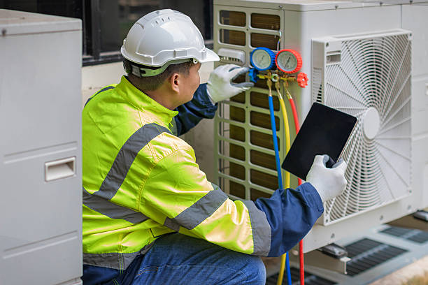 Professional Hvac technician working in Detroit, MI